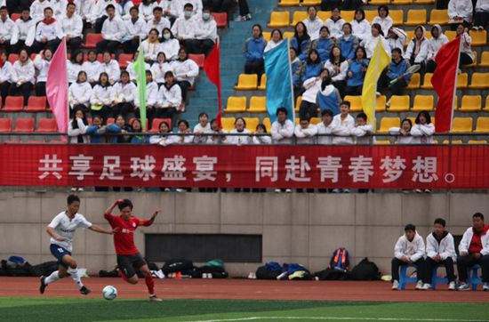 据西媒elnacional报道，由于引进哈兰德和姆巴佩代价太高，皇马将明夏的转会目标是小蜘蛛阿尔瓦雷斯。